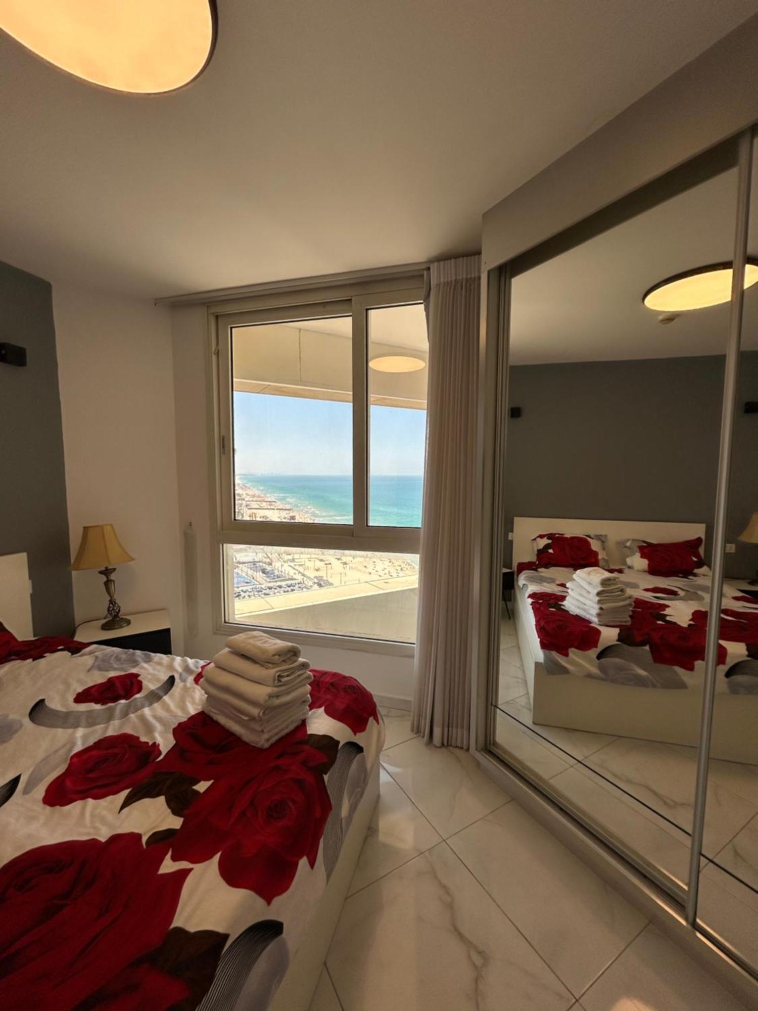 סוויטת אהבה מתוקה על הים-Sweet Love Suite On The Sea Bat Yam Exterior foto